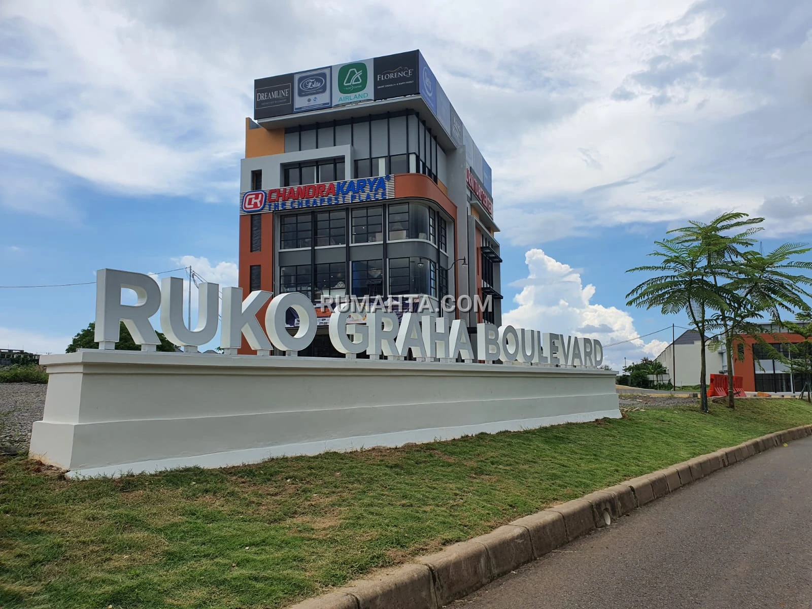 Ruko Siap Pakai Unit Ready Lokasi Strategis depan Mall Summarecon Makassar dan Perkiran Luas
