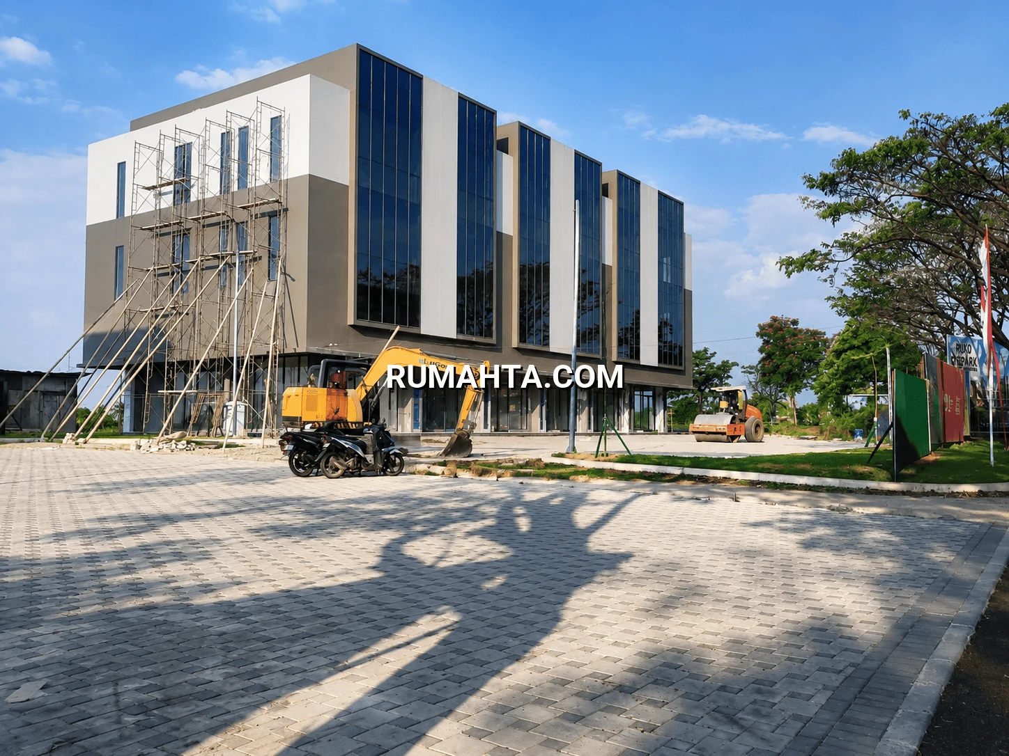 Ruko Bizpark Summarecon Makassar 3 Lantai Siap Pakai di Depan Pelataran
