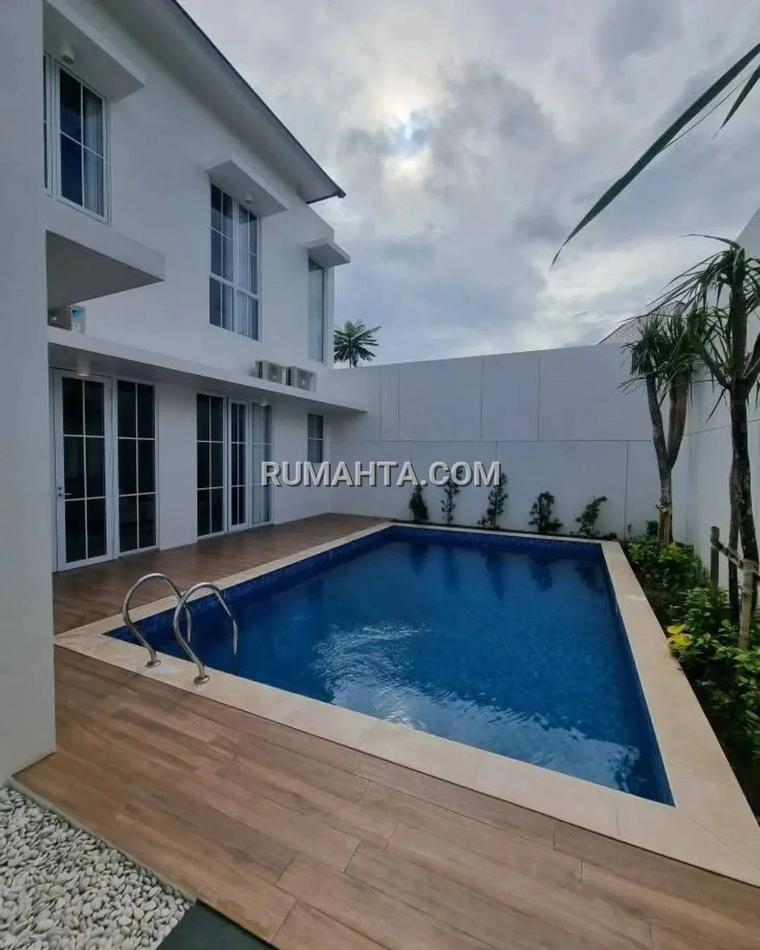 Rumah Mewah Di Perintis Dekat Btp & Kampus Unhas Lengkap Kolam Renang Pribadi